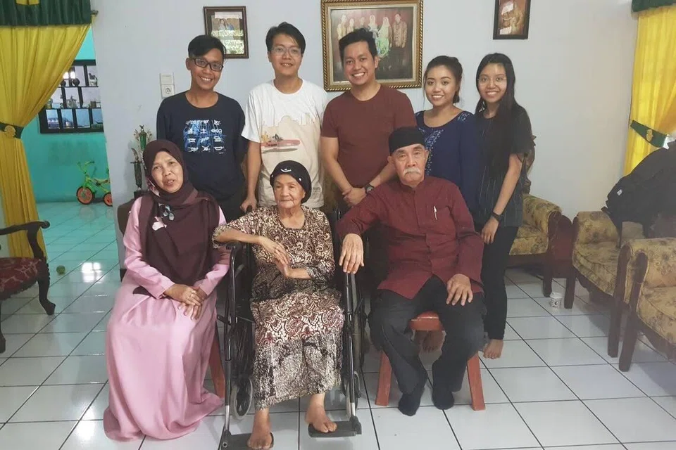 Encik Harjuna Mappe (kanan, depan) telah bertemu semula dengan adik perempuannya, Allahyarhamha Djohari Mappe (tengah, depan) pada 2017 di Pinrang, Sulawesi Selatan, Indonesia, setelah lebih 40 tahun terpisah. Bersama dalam gambar (dari kiri) Cik Hamidah Solman, Encik Budi Irama Harjuna, Encik Muhammad Hendra Cipta Harjuna, Encik Has Gunawan Harjuna, Cik Nur Rapika Mesra Harjuna dan Cik Nur Arinah Haziqah Harjuna.