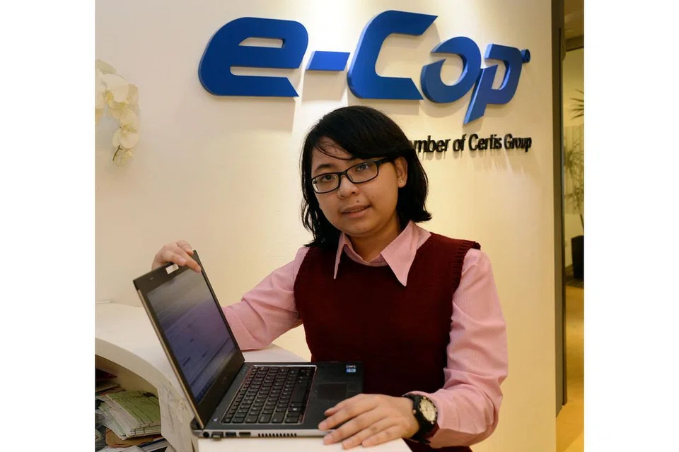 MENYERLAH DALAM BIDANG IT: Cik Siti Aishah Anwar, penganalisis keselamatan bersekutu, menganggap pekerjaan dalam sektor sedemikian bak pengawal keselamatan di alam maya dan begitu memuaskan. - Foto ZAINAL YAHYA