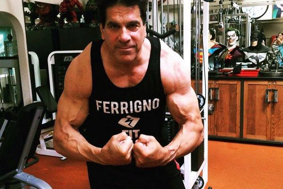 MASIH KEKALKAN OTOT: Biarpun usianya bakal mencecah 65 tahun, Lou Ferrigno masih terus kekal gagah dengan ototnya tetap menonjol. - Foto TWITTER LOU FERRIGNO