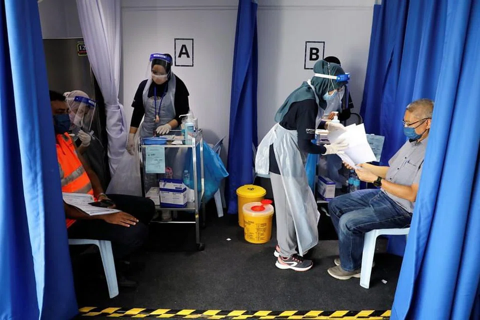 Hanya 1.6 juta orang, atau 5 peratus penduduk Malaysia telah menerima kedua-dua dos vaksin Covid-19 sehingga Ahad lalu. - Foto REUTERS