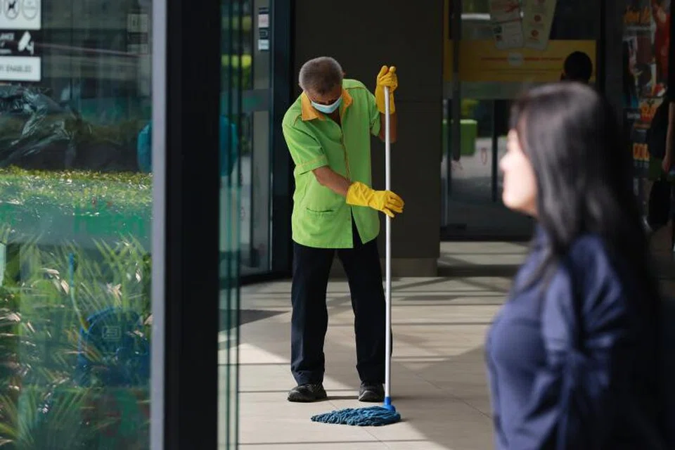 DEMI SARA KEHIDUPAN: Seorang pekerja pembersihan warga emas membersihkan lantai di Hillion Mall. Golongan pakar berkata lebih ramai warga emas patut digalak untuk terus bekerja, dan menggesa agar dasar CPF dikaji semula bagi membantu warga emas mempunyai kecukupan dalam persaraan.