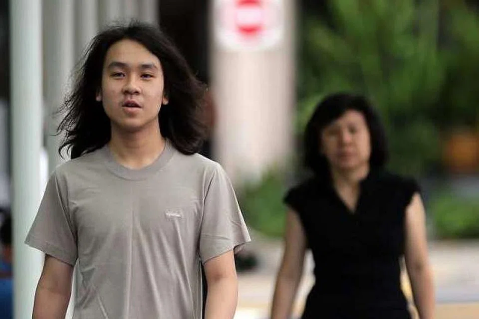 Amos Yee dan ibunya, Cik Mary Toh, berjalan ke mahkamah pada Khamis, 26 Mei 2016. 