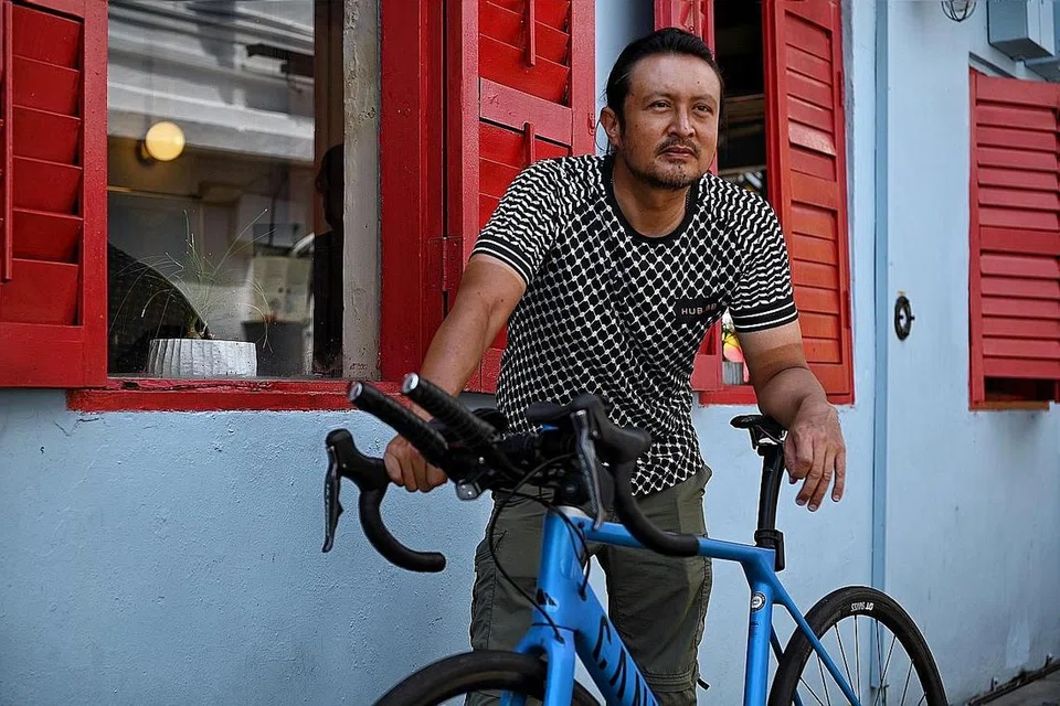 USAHA MURNI: Encik Muhammad Idris Alkhatib akan berbasikal sejauh 500km atau 32 pusingan di Tanah Merah Coastal Road bagi mengumpul derma $5,000 untuk disalurkan ke Rumah Kebajikan Muhammadiyah (MWH). - Foto BH oleh KUA CHEE SIONG