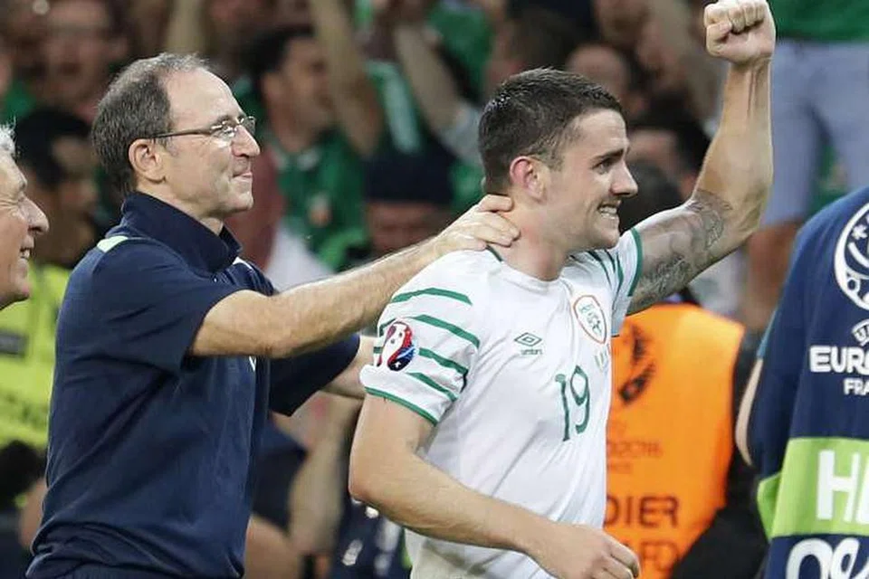 Jurulatih Republik Ireland, Martin O'Neill, merai bersama Robbie Brady pada akhir perlawanan. 