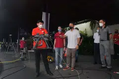 TINGKAT INDUSTRI LANDSKAP: Timbalan Setiausaha Agung NTUC, Encik Chee Hong Tat (memegang dron) bersama Encik Zaqy (baju putih) dan Encik Loh (kanan) meninjau alat dron yang digunakan di Gardens by the Bay semasa lawatan ke taman itu. - Foto ALPHONSUS CHERN