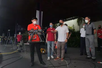 TINGKAT INDUSTRI LANDSKAP: Timbalan Setiausaha Agung NTUC, Encik Chee Hong Tat (memegang dron) bersama Encik Zaqy (baju putih) dan Encik Loh (kanan) meninjau alat dron yang digunakan di Gardens by the Bay semasa lawatan ke taman itu. - Foto ALPHONSUS CHERN