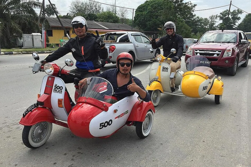 CUKUP SERONOK: Biarpun penat dan mencabar, kumpulan penunggang skuter kereta sisi seronok dengan pengalaman menunggang sejauh 800 kilometer ke Pulau Pinang. - Foto WILLIAM LAI