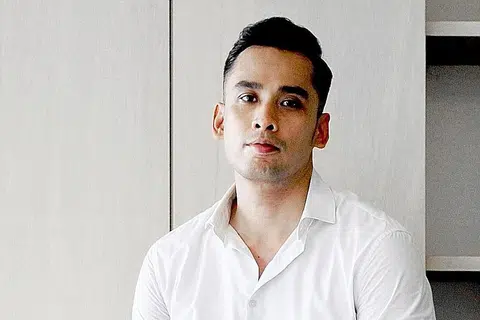 Pengacara mapan, Khairudin Saharom menghargai setiap peluang untuk mengendalikan rancangan informasi atau hiburan di televisyen kerana ia satu peluang untuk berkongsi ilmu dengan masyarakat setempat. 