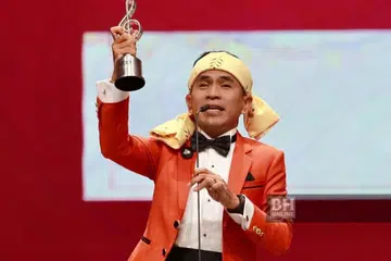 TERHARU DENGAN KEMENANGAN: Bell Ngasri begitu sebak apabila dinobatkan sebagai Bintang Paling Popular Anugerah Bintang Paling Popular Berita Harian (ABPBH) kerana terkenang zaman kecil di mana beliau pernah bising dengan ibunya kerana memaksanya berlakon.