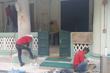 DALAM PROSES: Kerja-kerja naik taraf sedang giat dijalankan bagi membolehkan para jemaah menikmati pelbagai manfaat apabila ia siap sepenuhnya nanti. - Foto-foto MASJID JAMAE CHULIA