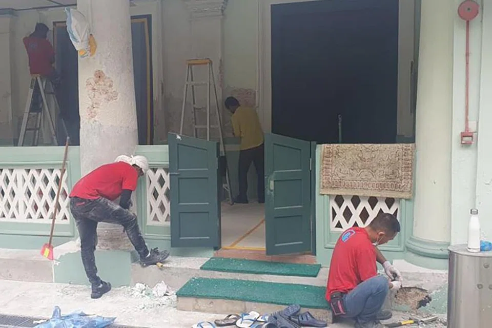 DALAM PROSES: Kerja-kerja naik taraf sedang giat dijalankan bagi membolehkan para jemaah menikmati pelbagai manfaat apabila ia siap sepenuhnya nanti. - Foto-foto MASJID JAMAE CHULIA