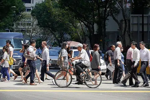 TREND PENDAPATAN KELUARGA UTAMA: Pendapatan keluarga yang diraih hasil bekerja tahun lalu naik, dengan pertumbuhan lebih cepat bagi golongan 71 hingga 90 persentil. - Foto fail