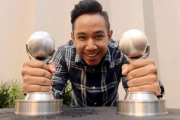 REZEKI DUA BINTANG: Jika tahun lalu Sufi Rashid tidak dapat menjayakan Anugerah Planet Muzik (APM) kerana sibuk dengan persiapan Akademi Fantasia, tahun ini beliau terharu dengan enam pencalonan. Turut mendahului senarai pencalonan artis Singapura ialah Taufik Batisah. - Foto TAUFIK A. KADER