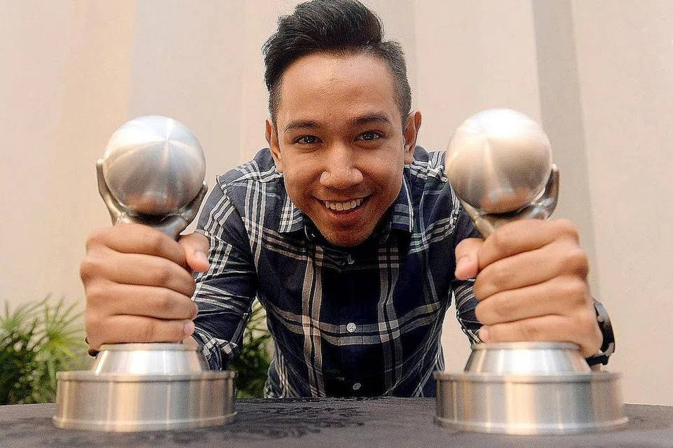 REZEKI DUA BINTANG: Jika tahun lalu Sufi Rashid tidak dapat menjayakan Anugerah Planet Muzik (APM) kerana sibuk dengan persiapan Akademi Fantasia, tahun ini beliau terharu dengan enam pencalonan. Turut mendahului senarai pencalonan artis Singapura ialah Taufik Batisah. - Foto TAUFIK A. KADER