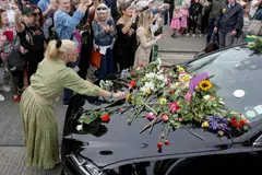 DIKENANG SEPANJANG HAYAT: Lautan peminat membanjiri kawasan kediaman penyanyi Sinead O’Connor atau Shuhada’ Sadaqat di Bray, Ireland, untuk mengucapkan ‘Selamat Jalan’ kepada jenazah Allahyarhamha yang dikebumikan di tanah perkuburan Islam.