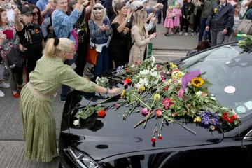 DIKENANG SEPANJANG HAYAT: Lautan peminat membanjiri kawasan kediaman penyanyi Sinead O’Connor atau Shuhada’ Sadaqat di Bray, Ireland, untuk mengucapkan ‘Selamat Jalan’ kepada jenazah Allahyarhamha yang dikebumikan di tanah perkuburan Islam.