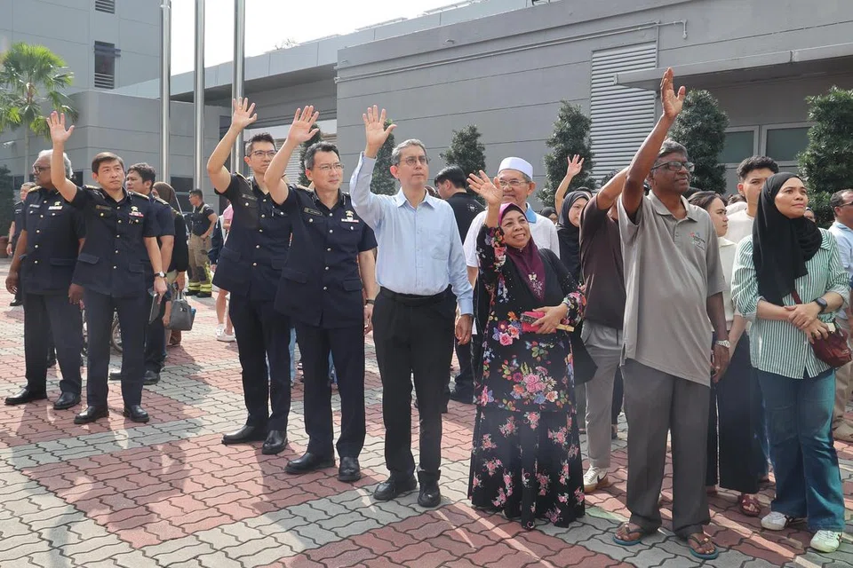 Menteri Negara (Ehwal Dalam Negeri merangkap Pembangunan Negara), Profesor Madya Dr Muhammad Faishal Ibrahim (tengah, berkemeja biru), menyertai keluarga pegawai yang dikerah, untuk mengucapkan selamat jalan kepada kontinjen SCDF itu di Ubi pada 29 Mac.