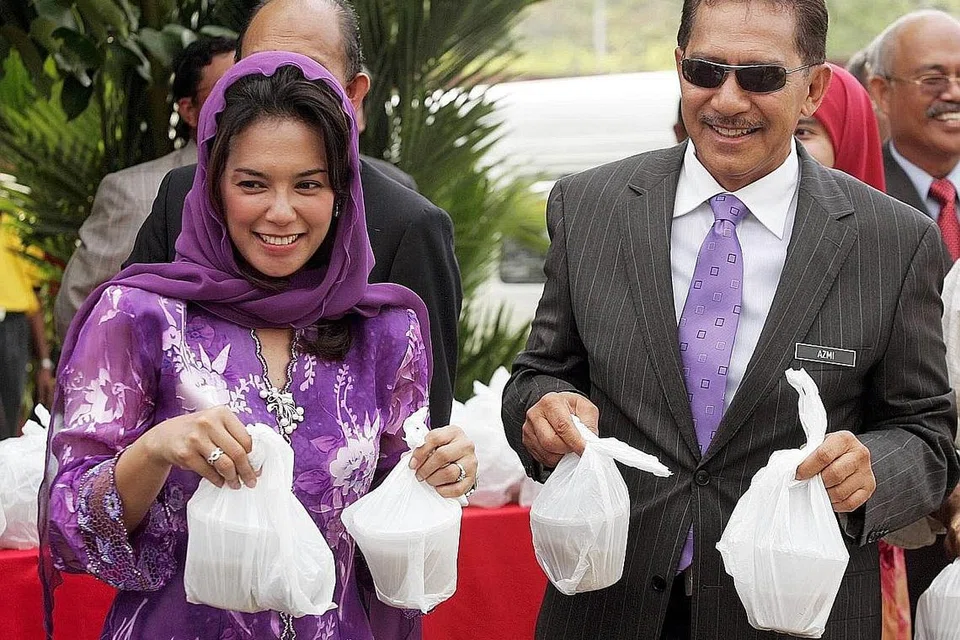 BERSAMA SUAMI: Normala Samsudin dengan suaminya, mantan ahli politik Malaysia, Datuk Seri Azmi Khalid, semasa mengedarkan bubur lambuk pada bulan puasa beberapa ketika yang lalu. - Foto fail 