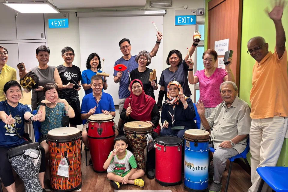 Salah satu program yang Cik Kaiyati Ahmad (duduk, tiga dari kanan) sertai di Pusat Penuaan Aktif (AAC) Lions Befrienders (LB) adalah program memukul genderang, di mana jurulatih program itu mengajar beliau cara menilai ketangkasan tangannya.