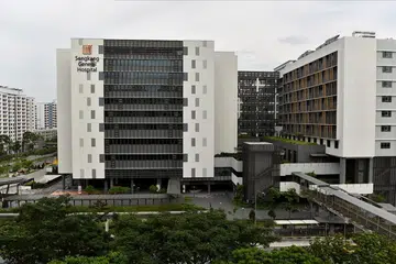 DAPATKAN RAWATAN: Lelaki 79 tahun yang meninggal kerana komplikasi Covid-19 mendapatkan rawatan di Hospital Besar Sengkang pada 4 Ogos kerana sesak nafas dan tekanan darah rendah. - Foto REUTERS/CAROLINE CHIA