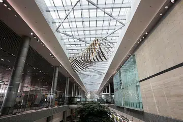 KAWASAN PEMISAH: Di bahagian Central Galleria ini, penumpang dapat menikmati seni pemasangan Petalclouds, yang menyerupai awan bergerak. Kawasan ini memisahkan zon awam dari kawasan transit. - Foto CHANGI AIRPORT GROUP 