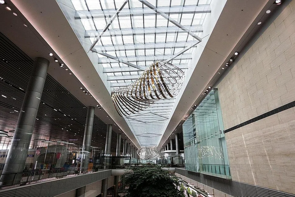 KAWASAN PEMISAH: Di bahagian Central Galleria ini, penumpang dapat menikmati seni pemasangan Petalclouds, yang menyerupai awan bergerak. Kawasan ini memisahkan zon awam dari kawasan transit. - Foto CHANGI AIRPORT GROUP 