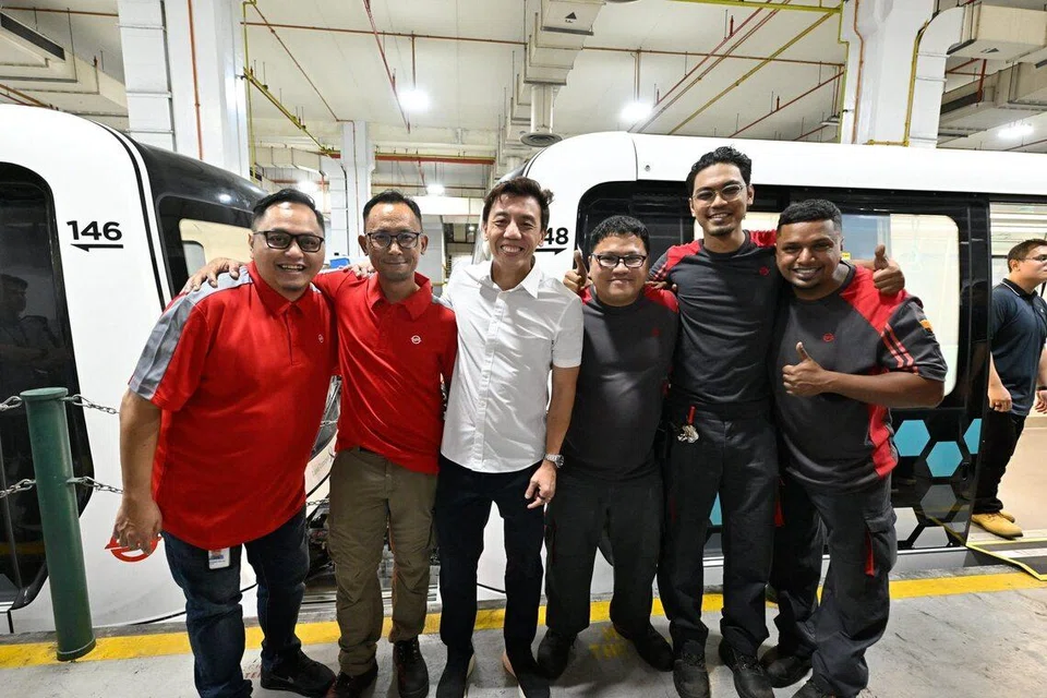 Pemangku Menteri Pengangkutan, Encik Jeffrey Siow (tiga dari kiri), bergambar bersama pekerja pengangkutan dalam satu lawatan ke depoh LRT Bukit Panjang (BPLRT) pada 29 Disember. 