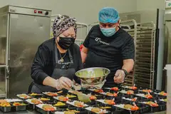 MANFAAT TEKNOLOGI: Encik Andy Abdullah, yang dilihat bersama ketua cef di syarikatnya, Cik Roziati Mokhtar, percaya pendigitalan seperti jualan dalam talian mampu memperkasakan perniagaan setempat. - Foto BM oleh NUR DIYANA TAHA