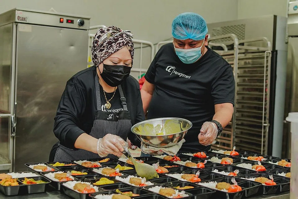 MANFAAT TEKNOLOGI: Encik Andy Abdullah, yang dilihat bersama ketua cef di syarikatnya, Cik Roziati Mokhtar, percaya pendigitalan seperti jualan dalam talian mampu memperkasakan perniagaan setempat. - Foto BM oleh NUR DIYANA TAHA