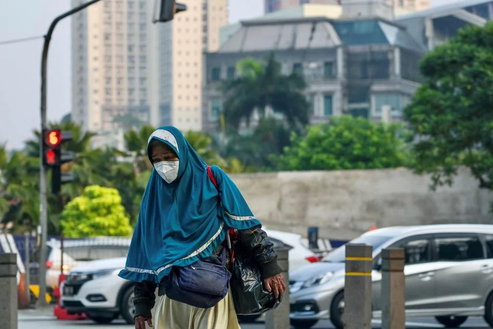 PENCEMARAN UDARA DI JAKARTA: Seorang wanita dilihat mengenakan pelitup di Jakarta sedang Kementerian Dalam Negeri mengeluarkan arahan untuk mengawal pencemaran udara di Jabodetabek, meliputi Jakarta, Bogor, Depok, Tangerang dan Bekasi. 