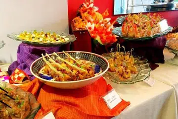 MENYELERAKAN: Para tetamu majlis pelancaran Dapur Sosial Warisan AKAR dihidangkan dengan makanan Melayu, Asia, Fusion dan Barat dengan cara yang menarik. - Foto-foto KULINARY AFFAIRS