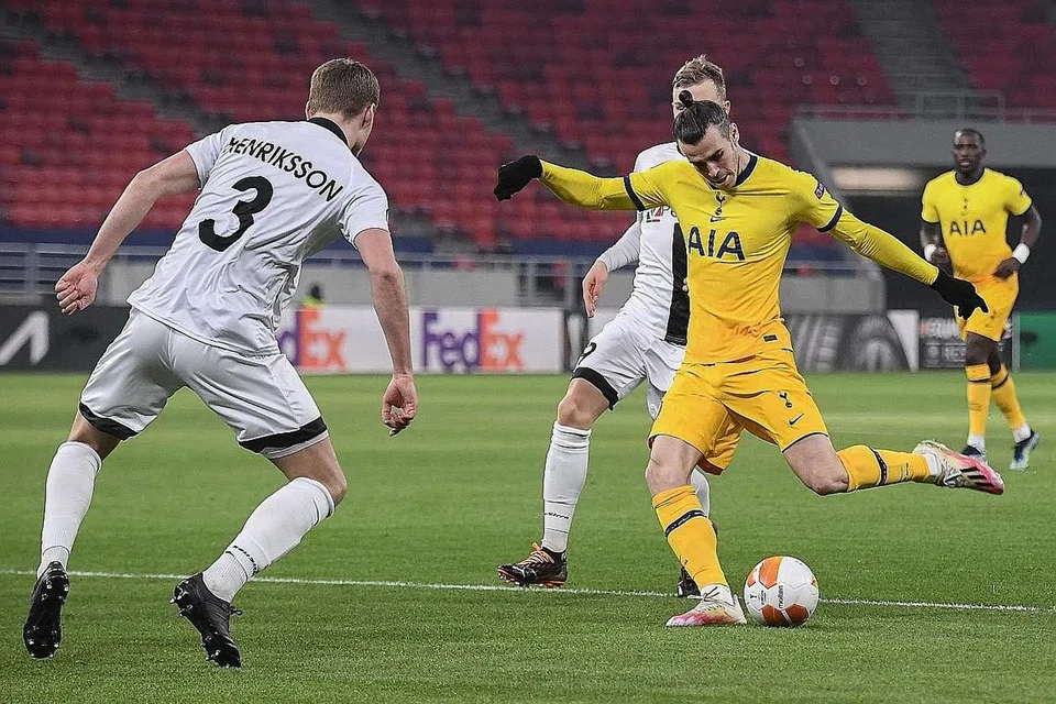 TUNJUKKAN SEKILAS KEBOLEHAN LAMA: Penyerang Gareth Bale (jersi kuning) menjaringkan gol dan membantu dalam kemenangan 4-1 Tottenham Hotspur ke atas Wolfsberger di Puskas Arena di Budapest. - Foto AFP