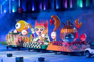 Perarakan Chingay 2025 menghidupkan suasana meriah dengan lebih 4,000 peserta, kereta berhias bertema makanan, serta pameran seni visual dan interaktif yang meraikan kepelbagaian budaya.