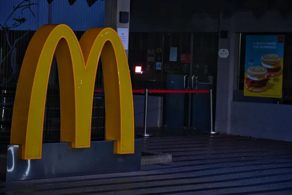 KES DITUTUP: Kes kelompok jangkitan McDonald's diumumkan tutup pada Jumaat 15 Mei, setelah tempoh inkubasi virus Covid-19 selama 28 hari tidak mencatatkan kes jangkitan baru. - FOTO: CHONG JUN LIANG