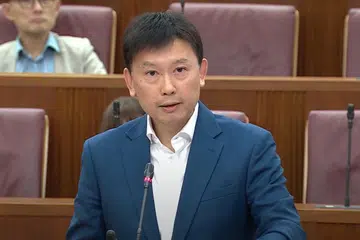 Menteri Pengangkutan, Encik Chee Hong Tat, mengumumkan bahawa pemerintah sedang mengkaji kemungkinan untuk membina dua landasan kereta api baru - Laluan Tengah dan Laluan Seletar.