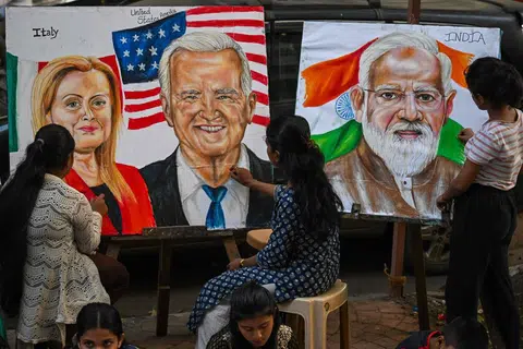 JELANG SIDANG PUNCAK G20: Pelajar memberi sentuhan terakhir kepada lukisan wajah Presiden Amerika Syarikat, Encik Joe Biden (dua dari kiri); Perdana Menteri India, Encik Narendra Modi (kanan); dan Perdana Menteri Italy, Cik Giorgia Meloni (kiri) di sekolah seni di Mumbai menjelang Sidang Puncak G20 di New Delhi, India.