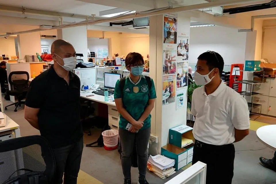 Encik Lee berpeluang menemui dan mengucapkan terima kasih kepada pegawai yang menyokong usaha Rangkaian Masyarakat SG Cares di Pejabat Khidmat Sosial (SSO) @ Boon Lay pada Selasa. 