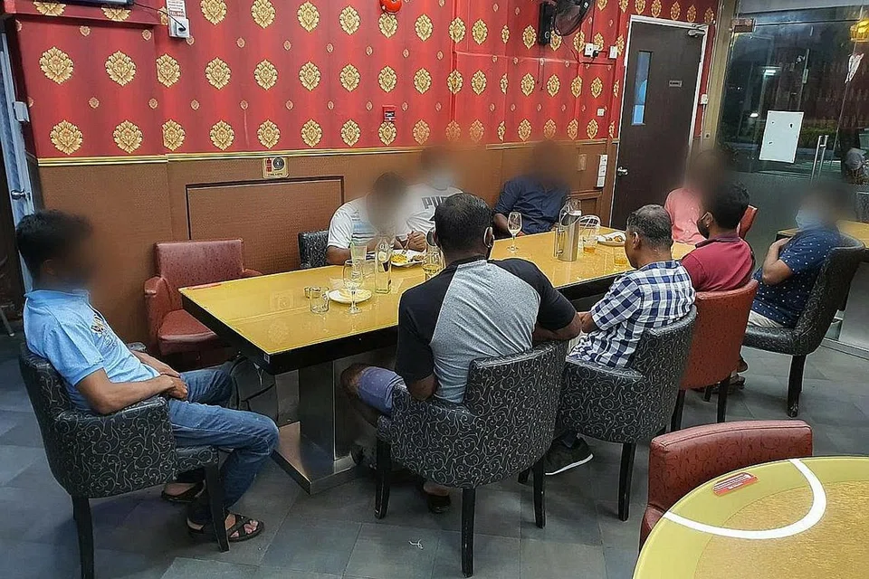 LANGGAR PERATURAN: Meltz Resto-Bar didapati melakukan beberapa kesalahan, termasuk membolehkan kumpulan seramai 10 individu duduk bersama di satu meja, dan gagal melakukan pemeriksaan suhu dan melaksanakan SafeEntry bagi pelanggan. - Foto MSE