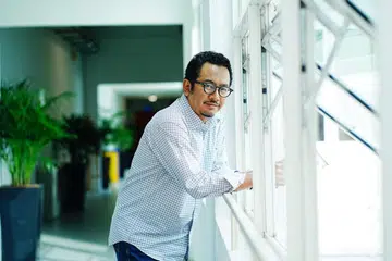 Kecintaan Fadhli Ramli, 41 tahun, terhadap seni bermula sejak usia muda, terutama melalui karya klasik Allahyarham Tan Sri P. Ramlee, yang terus menjadi inspirasi utamanya hingga ke hari ini.