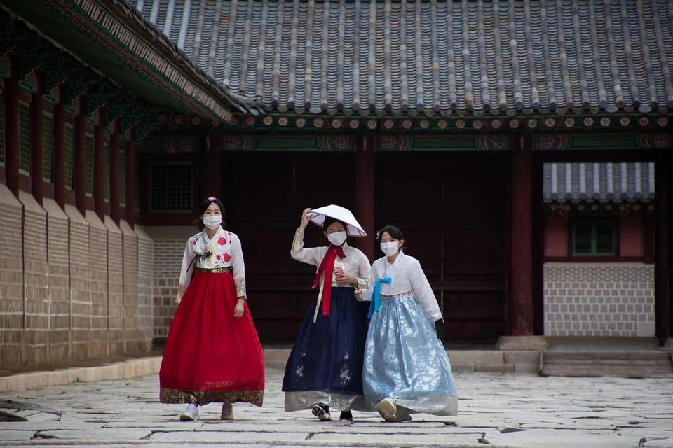 KE ARAH HIDUP DENGAN COVID-19: Pengunjung Istana Gyeongbokgung di Seoul, masih memakai pelitup semasa bersiar-siar. - Foto EPA-EFE 