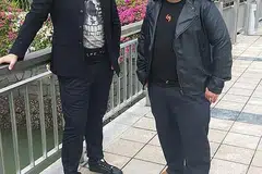 TEROKA KAEDAH BARU: Anggota Life Petal, Luqman Hakim Hassan (kanan), mengusahakan podcast 'Ayuh Lah' dalam Facebook Live bersama Pusat Markaz Tibyan bagi berkongsi nilai-nilai Islam dan topik yang dekat di hati masyarakat. Episod pertama esok antara lain mengetengahkan vokalis Life Petal, Zax Ramli (kiri). - Foto ihsan LUQMAN HAKIM HASSAN