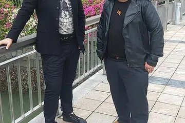 TEROKA KAEDAH BARU: Anggota Life Petal, Luqman Hakim Hassan (kanan), mengusahakan podcast 'Ayuh Lah' dalam Facebook Live bersama Pusat Markaz Tibyan bagi berkongsi nilai-nilai Islam dan topik yang dekat di hati masyarakat. Episod pertama esok antara lain mengetengahkan vokalis Life Petal, Zax Ramli (kiri). - Foto ihsan LUQMAN HAKIM HASSAN