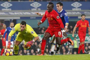 YANG TUNGGAL: Aksi Sadio Mane (depan), bersama penjaga gawang Everton, Joel Robles, sebelum penyerang Liverpool itu menjaringkan gol tunggal dalam perlawanan yang diadakan di Goodison Park, awal pagi semalam. - Foto REUTERS