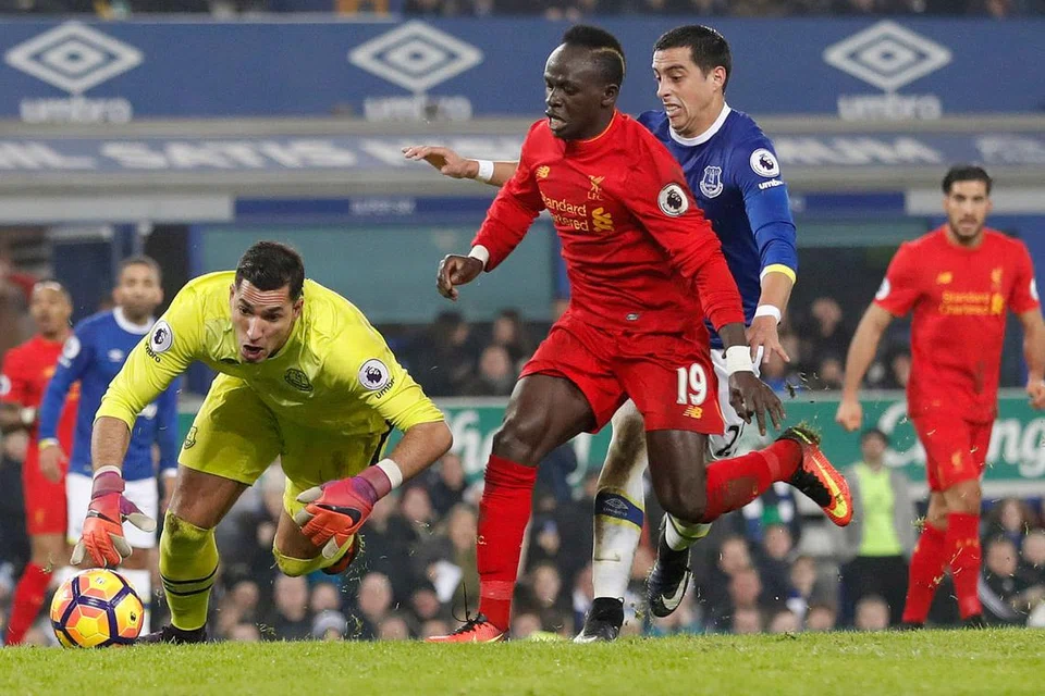 YANG TUNGGAL: Aksi Sadio Mane (depan), bersama penjaga gawang Everton, Joel Robles, sebelum penyerang Liverpool itu menjaringkan gol tunggal dalam perlawanan yang diadakan di Goodison Park, awal pagi semalam. - Foto REUTERS