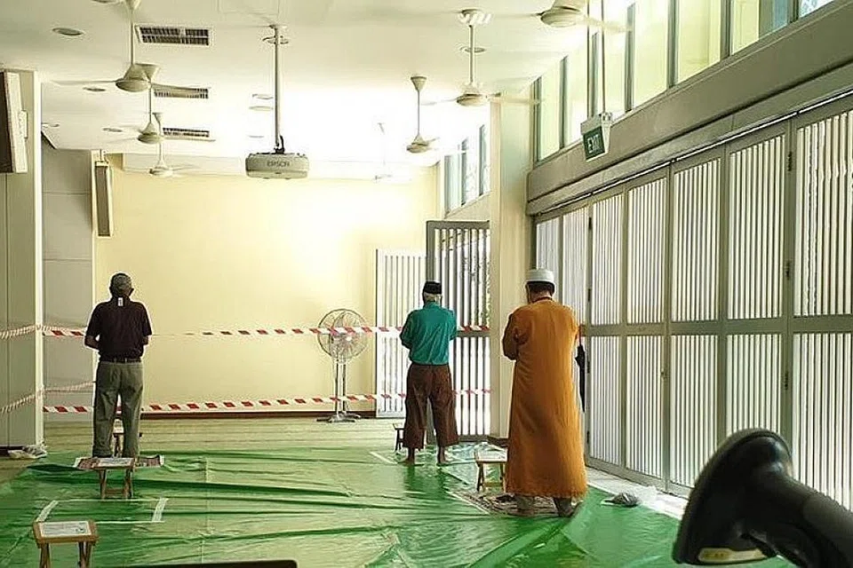 PATUH LANGKAH KESELAMATAN: Jemaah di Masjid Muhajirin menunaikan solat pada jarak dua meter daripada jemaah lain, dan di dalam kawasan yang ditentukan. - Foto FACEBOOK MUHAJIRIN 
