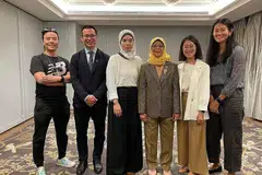 BERSAMA PRESIDEN HALIMAH: Koresponden BH Siti Aisyah (tiga dari kiri) dan wartawan lain dengan Presiden Halimah Yacob (tiga dari kanan) di Vietnam. - Foto ihsan SITI AISYAH NORDIN
