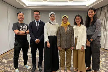 BERSAMA PRESIDEN HALIMAH: Koresponden BH Siti Aisyah (tiga dari kiri) dan wartawan lain dengan Presiden Halimah Yacob (tiga dari kanan) di Vietnam. - Foto ihsan SITI AISYAH NORDIN