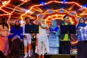 MALAR SEGAR: Para penghibur di malam Gema Legenda (dari kiri) Mai Dhaniyah, Maria Bachok, Yassin Ahmad,Junainah M. Amin, Sanisah Huri, A. Razak, dan Mahani Mohamad. - Foto ISMAWATI ISMAIL