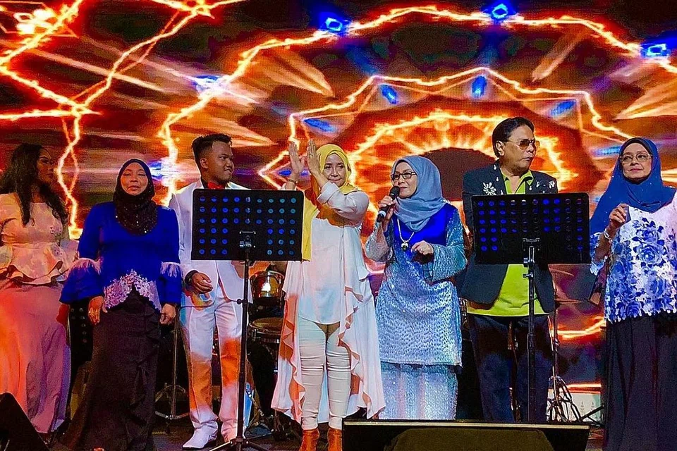 MALAR SEGAR: Para penghibur di malam Gema Legenda (dari kiri) Mai Dhaniyah, Maria Bachok, Yassin Ahmad,Junainah M. Amin, Sanisah Huri, A. Razak, dan Mahani Mohamad. - Foto ISMAWATI ISMAIL