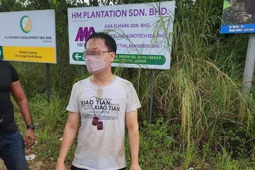 SEDANG DISIASAT: Encik Jason Ren Jie (gambar) sedang mendaki di Hutan Simpanan Panti di Johor bersama rakannya dari Malaysia sebelum hilang pagi Sabtu lalu. - Foto FACEBOOK POLIS DAERAH KOTA TINGGI